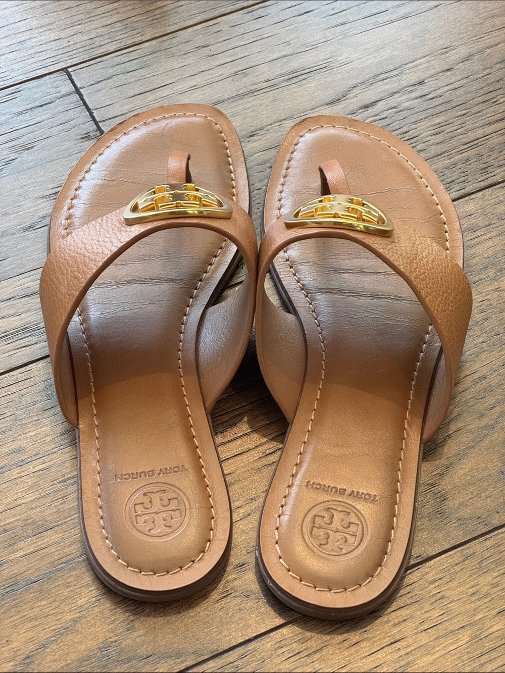 Tory Burch Tan Leather Miller Thong Sandals with Gold Logo - Picture 6 of 6